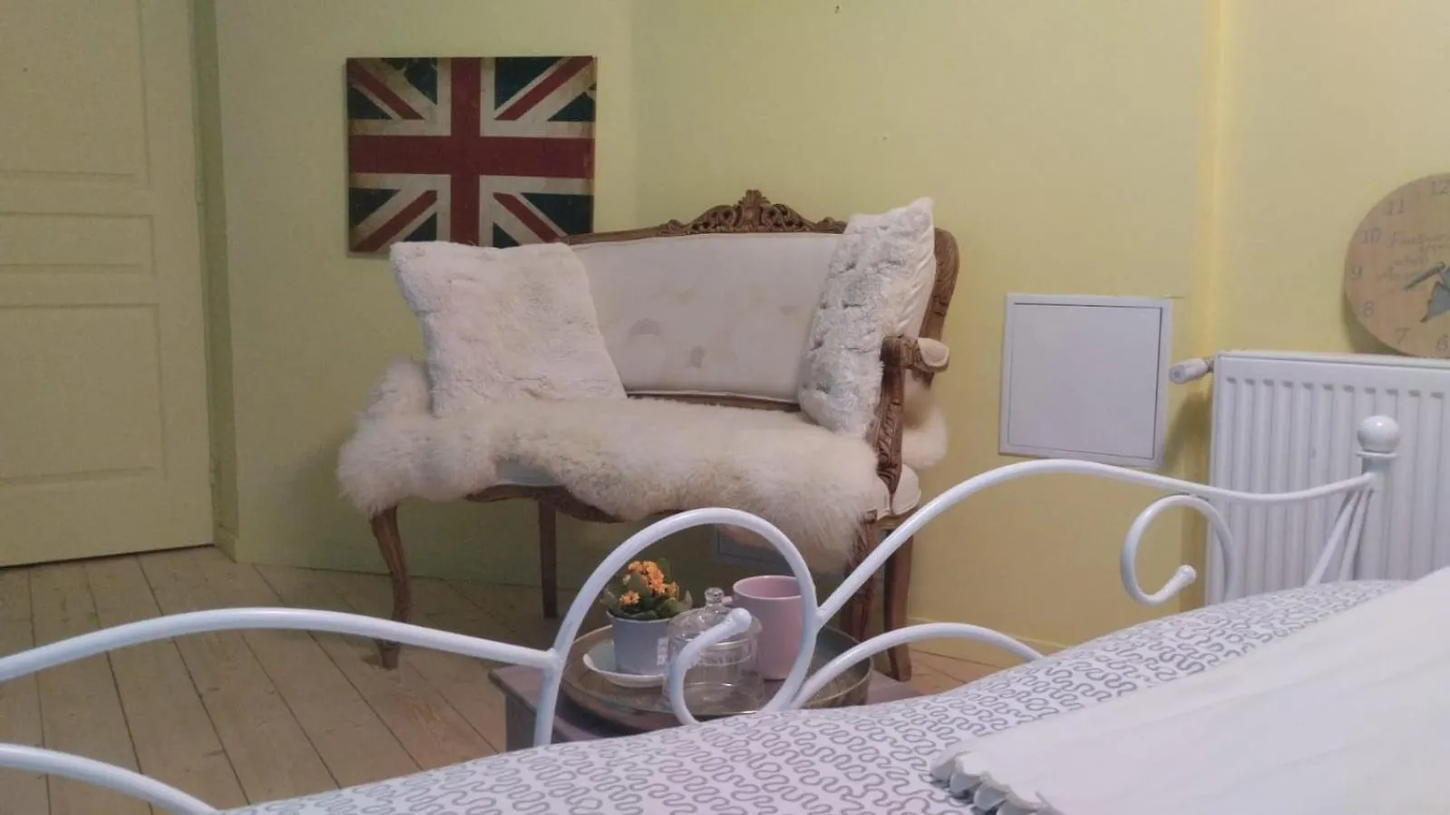 Chambre Du The, Sdb Partagee Chavagne France